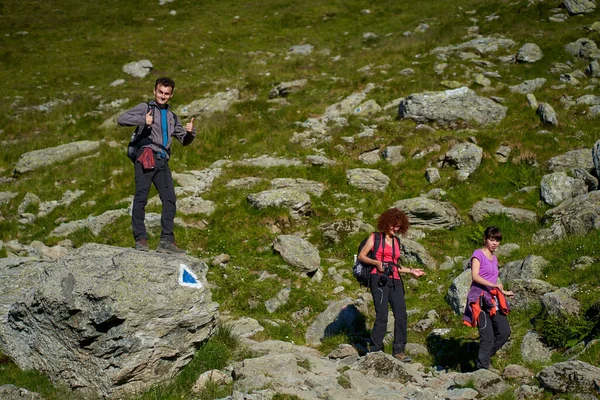 Família Caminhantes Com Mochilas Nas Montanhas Seguindo Uma Trilha Caminhada — Fotografia de Stock