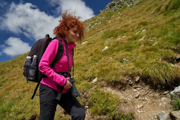 Turistdam Med Kamera Och Ryggsäck Vandring Bergen Royaltyfria Stockbilder