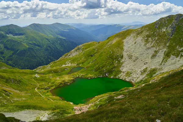 Glacial Sjö Höga Klippiga Bergen Stockfoto