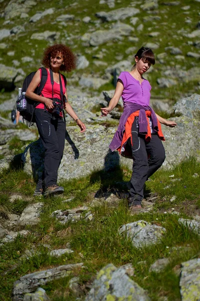Duas Mulheres Caminhantes Descendo Montanha Uma Trilha Íngreme Imagens De Bancos De Imagens