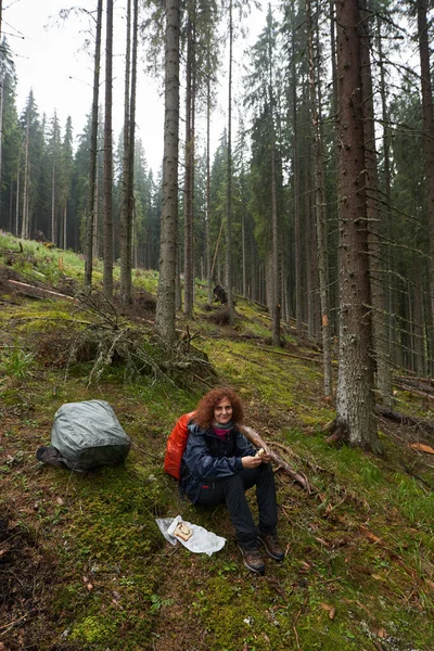 Kobieta Turystka Płaszczem Przeciwdeszczowym Plecakiem Wędrująca Górskim Lasem Sosnowym Deszczowe — Zdjęcie stockowe
