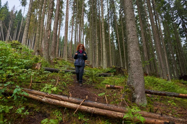 Žena Turista Pláštěm Batohem Pěší Túry Horským Borovým Lesem Deštivém — Stock fotografie