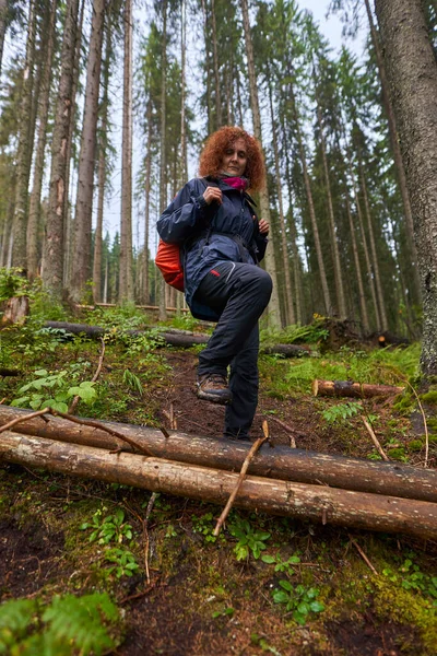 Mulher Turista Com Capa Chuva Mochila Caminhando Pela Floresta Pinheiros — Fotografia de Stock