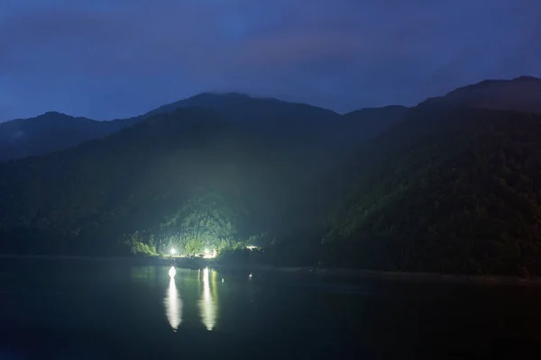 Озеро Греблі Індустріальний Комплекс Горах Вночі Світлом Відбивається Від Води — стокове фото