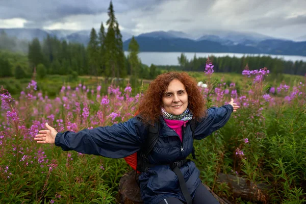 Woman Backpack Hiking Rainy Day Field Mountain Flowers — Stock Photo, Image