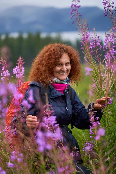 Mujer Con Mochila Senderismo Día Lluvioso Través Campo Flores Montaña —  Fotos de Stock