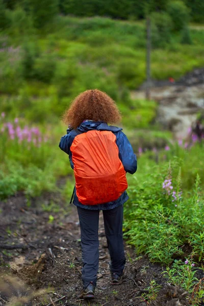 Backpacker Kaukaska Kobieta Wędrówki Górach Deszczowy Dzień — Zdjęcie stockowe