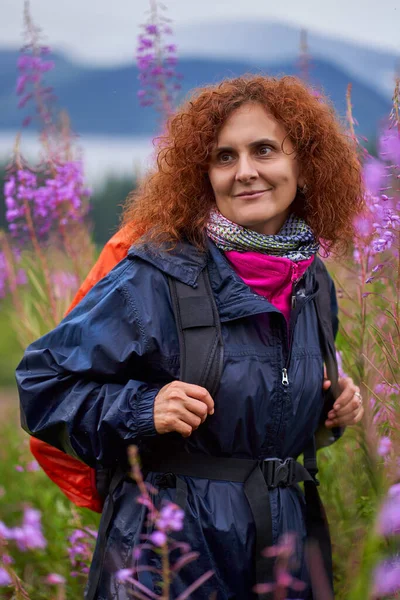 Mujer Con Mochila Senderismo Día Lluvioso Través Campo Flores Montaña — Foto de Stock