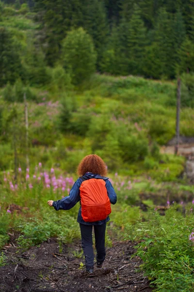Backpacker Kaukasische Frau Beim Wandern Den Bergen Einem Regnerischen Tag — Stockfoto
