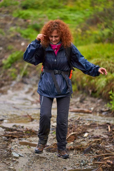 Backpacker Donna Caucasica Escursioni Montagna Una Giornata Pioggia — Foto Stock