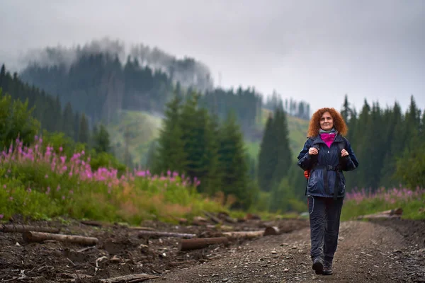 Sırt Çantalı Kafkas Kadın Yağmurlu Bir Günde Dağlarda Yürüyüş Yapıyor — Stok fotoğraf