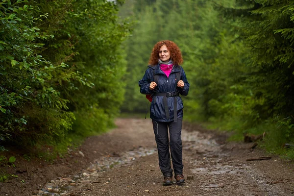 Mochileiro Mulher Caucasiana Caminhadas Nas Montanhas Dia Chuvoso — Fotografia de Stock