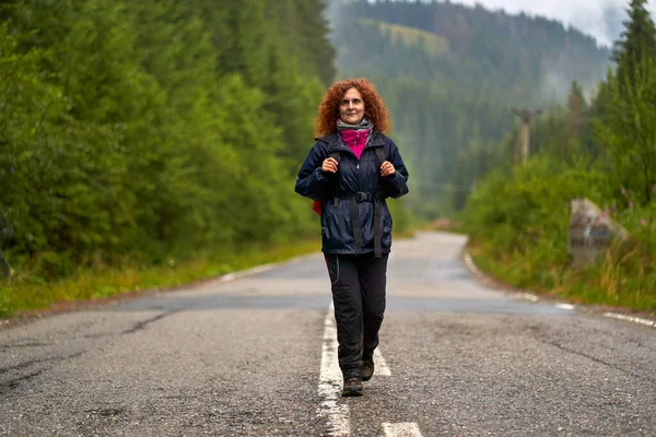 Backpacker Caucasian Woman Hiking Mountains Rainy Day — Stock Photo, Image