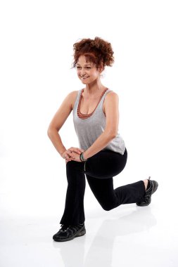 Son sınıf öğrencisi bir spor salonunda çalışıyor.