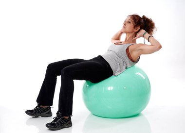 Son sınıf öğrencisi bir spor salonunda çalışıyor.