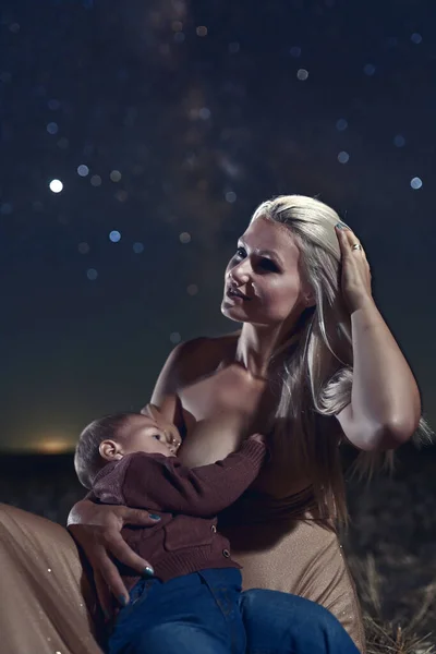 Vrouw Borstvoeding Haar Zoon Onder Melkweg Verlicht Hemel — Stockfoto