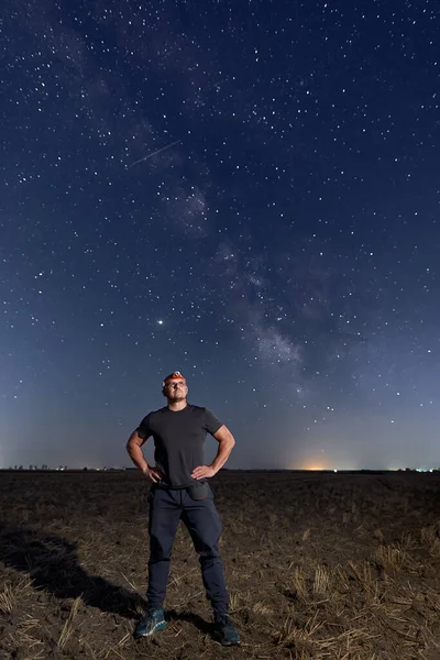 Muž Sledující Mléčnou Dráhu Setmění — Stock fotografie