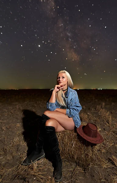 Ritratto Una Splendida Cowgirl Con Stivali Pantaloncini Sotto Lattea Mezzanotte — Foto Stock