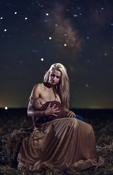 Mujer Amamantando Hijo Bajo Vía Láctea Iluminado Cielo — Foto de Stock