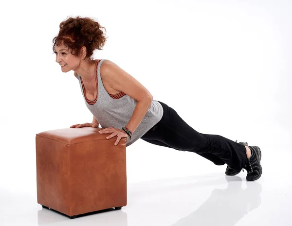 Starsza Kobieta Ćwiczy Zajęciach Fitness — Zdjęcie stockowe