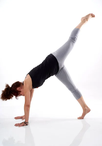 Senior Vrouw Aan Het Trainen Een Fitness Klas — Stockfoto