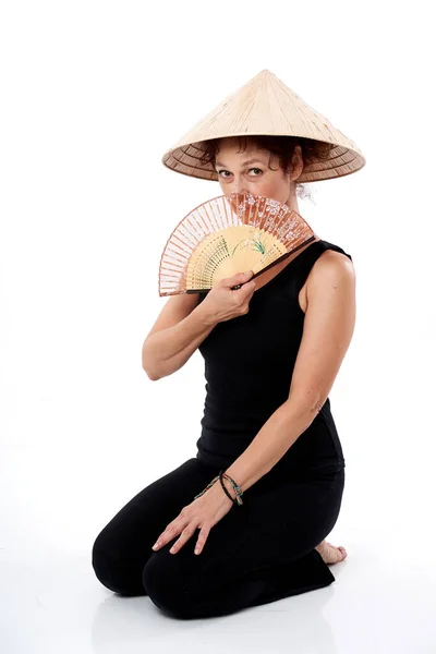 Blanke Vrouw Poseren Met Een Vietnamese Hoed Ventilator Witte Achtergrond — Stockfoto