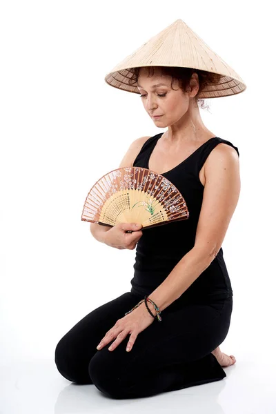 Mujer Caucásica Posando Con Sombrero Vietnamita Abanico Sobre Fondo Blanco —  Fotos de Stock