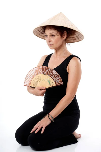 Blanke Vrouw Poseren Met Een Vietnamese Hoed Ventilator Witte Achtergrond Stockfoto