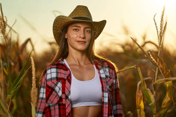 Detailní Záběr Krásné Farmářské Ženy Stojící Kukuřičném Poli Při Západu — Stock fotografie