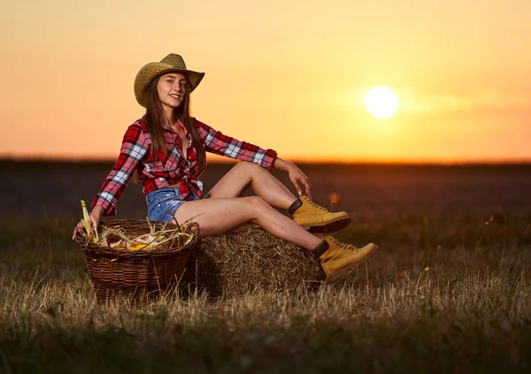 Junge Schöne Bäuerin Mit Hut Und Kariertem Hemd Bei Der — Stockfoto