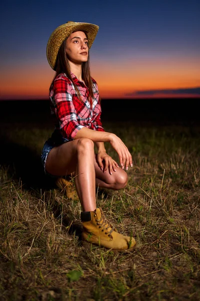 Vaquera Joven Con Sombrero Camisa Cuadros Pantalones Vaqueros Azules Atardecer —  Fotos de Stock