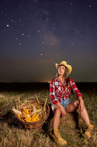 Farmářka Klobouku Kostkované Košili Šortky Košíkem Kukuřice Noci Pod Hvězdnatou — Stock fotografie