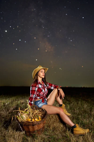 Bonde Kvinna Hatt Rutig Skjorta Och Shorts Med Korg Med — Stockfoto