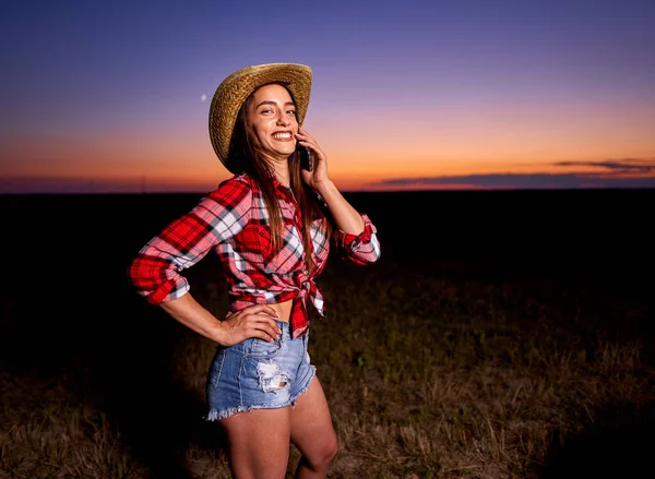 Jovem Vaqueira Chapéu Camisa Xadrez Calções Ganga Azul Pôr Sol — Fotografia de Stock