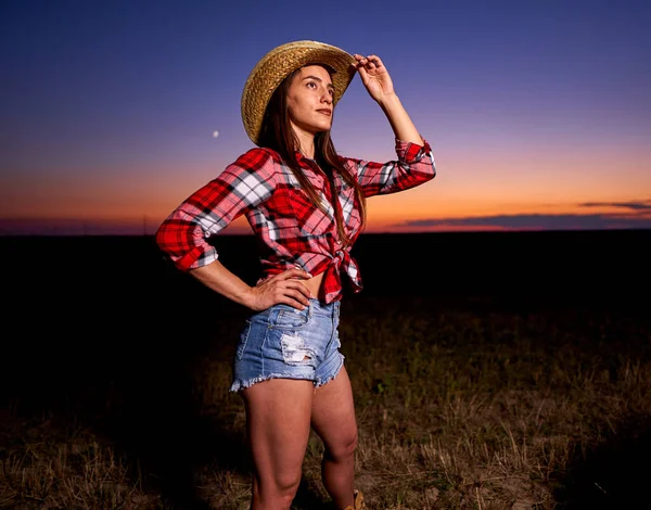 Jovem Vaqueira Chapéu Camisa Xadrez Calções Ganga Azul Pôr Sol — Fotografia de Stock