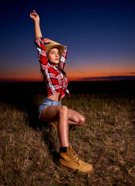 Jovem Vaqueira Chapéu Camisa Xadrez Calções Ganga Azul Pôr Sol — Fotografia de Stock