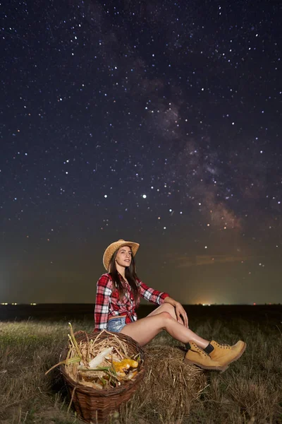 Farmářka Klobouku Kostkované Košili Šortky Košíkem Kukuřice Noci Pod Hvězdnatou — Stock fotografie