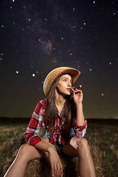 Junge Schöne Bäuerin Mit Hut Und Kariertem Hemd Raucht Eine — Stockfoto