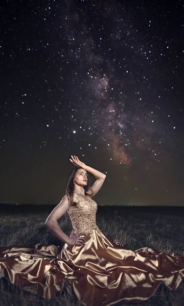 Elegante Bella Donna Abito Lungo Sotto Cielo Notturno Lattea — Foto Stock