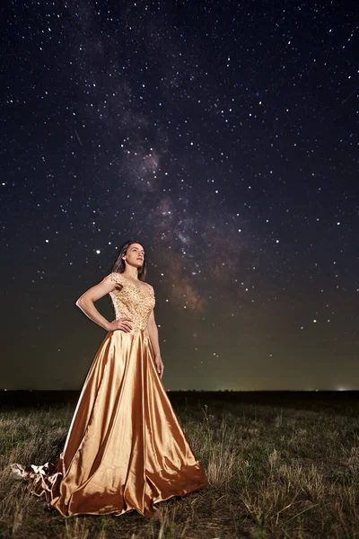 은하수 밤하늘 아래긴 드레스를 아름다운 — 스톡 사진