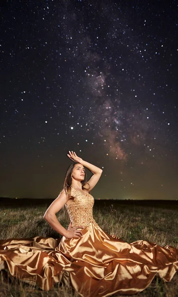 Mulher Bonita Elegante Vestido Longo Sob Láctea Céu Noturno — Fotografia de Stock