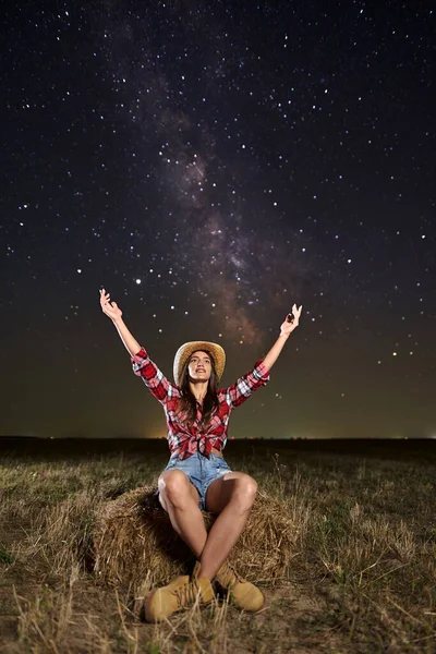 Mladá Krásná Žena Farmář Klobouku Kostkované Košile Sunder Mléčná Dráha — Stock fotografie