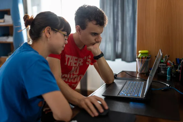 Öğrenci Çift Bilgisayarda Online Ders Alıyor — Stok fotoğraf