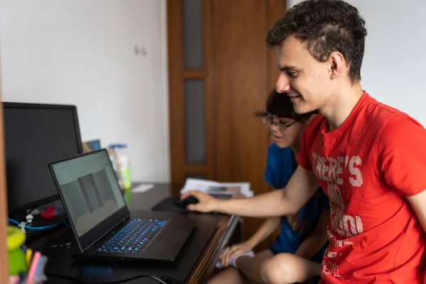 Pareja Estudiantes Tomando Una Clase Línea Portátil —  Fotos de Stock