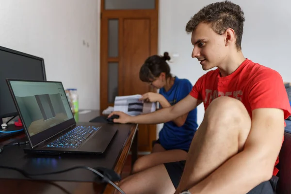 Studenten Paar Nemen Een Online Klas Laptop — Stockfoto