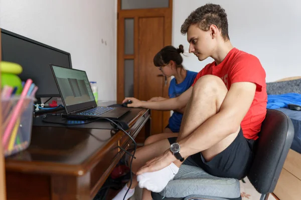 Estudantes Casal Tendo Uma Aula Line Laptop — Fotografia de Stock