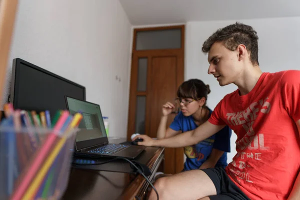 Estudantes Casal Tendo Uma Aula Line Laptop — Fotografia de Stock
