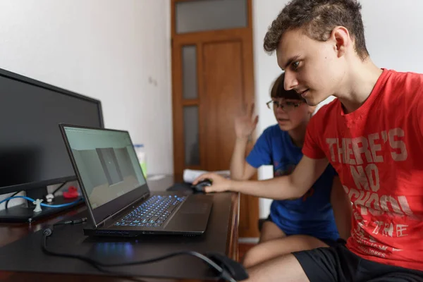 Pareja Estudiantes Tomando Una Clase Línea Portátil —  Fotos de Stock