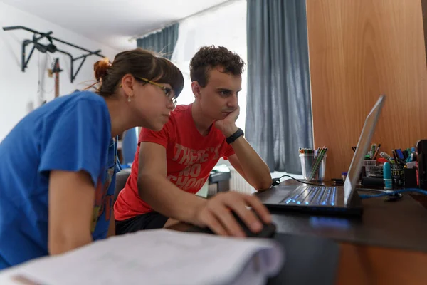 Öğrenci Çift Bilgisayarda Online Ders Alıyor — Stok fotoğraf