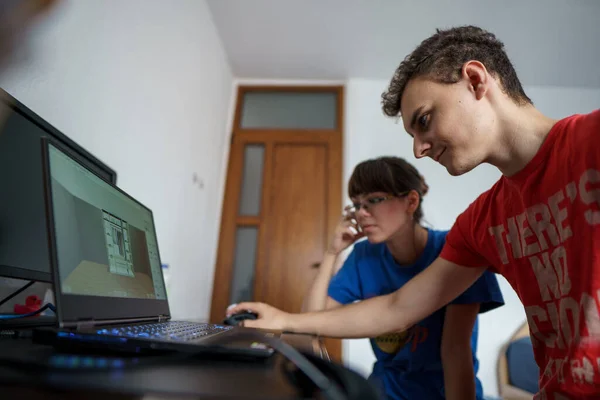 Gli Studenti Coppia Prendere Una Classe Online Sul Computer Portatile — Foto Stock